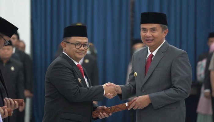 Bey Lantik Pj Wali Kota Bandung dan Serahkan SK Perpanjangan R Gani Muhamad