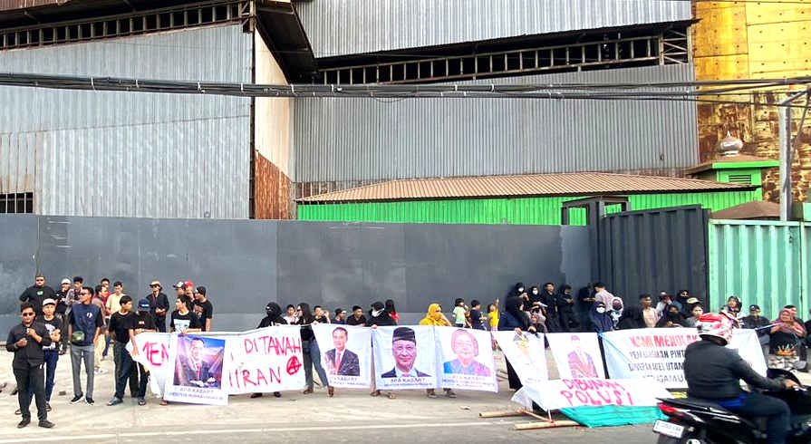 arga Desa Telaga Murni, Kabupaten Bekasi menggelar aksi dengan membawa keranda di depan gerbang PT Gunung Raja Paksi (GRP) Jalan Imam Bonjol, Cikarang Barat, Senin 9 September 2024.