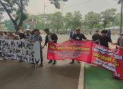 Tuntut Pj Walkot Tegak Lurus, Warga SNK Gelar Aksi di Plaza Pemko Bekasi