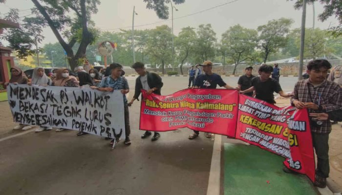 Tuntut Pj Walkot Tegak Lurus, Warga SNK Gelar Aksi di Plaza Pemko Bekasi