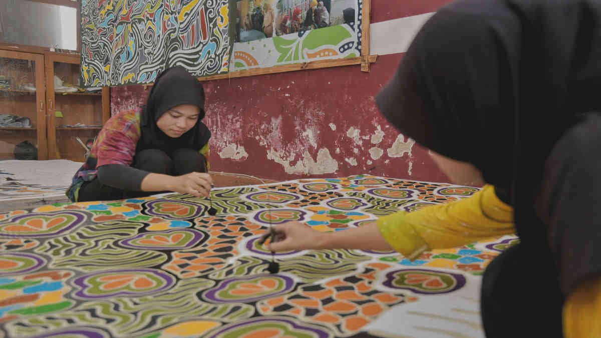 Motif produk kain batik karya para pembatik difabel binaan UPTD Pusyansos Griya Harapan Difabel, Dinas Sosial Jawa Barat