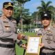 Foto: Asisten Kapolri bidang Sumber Daya Manusia (As SDM Kapolri) Irjen Dedi Prasetyo mewakili Kapolri memberikan langsung hadiah dan turut menyampaikan ucapan terimakasih Jenderal Sigit atas dedikasi yang diberikan Rico.