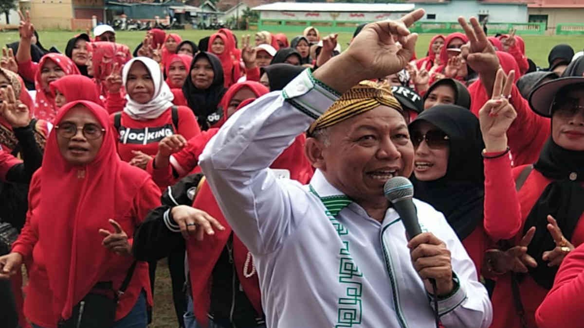 Pasangan Calon (Paslon) Bupati dan Wakil Bupati Lampung Timur Dawam Rahardjo-Ketut Erawan (DAI) menggelar kampanye simpatik di lapangan Merdeka, Desa Mataram Baru, Kecamatan Matarambaru, Minggu 13 Oktober 2024.
