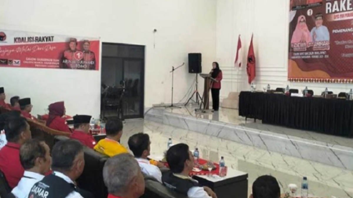 Foto: Calon Bupati Tanggamus Dewi Handajani saat memberikan sambutan dalam Rapat Kerja Cabang Khusus (Rakercabsus) PDI Perjuangan Tanggamus, yang digelar di Hotel Royal Gisting, pada Senin 7 Oktober 2024.