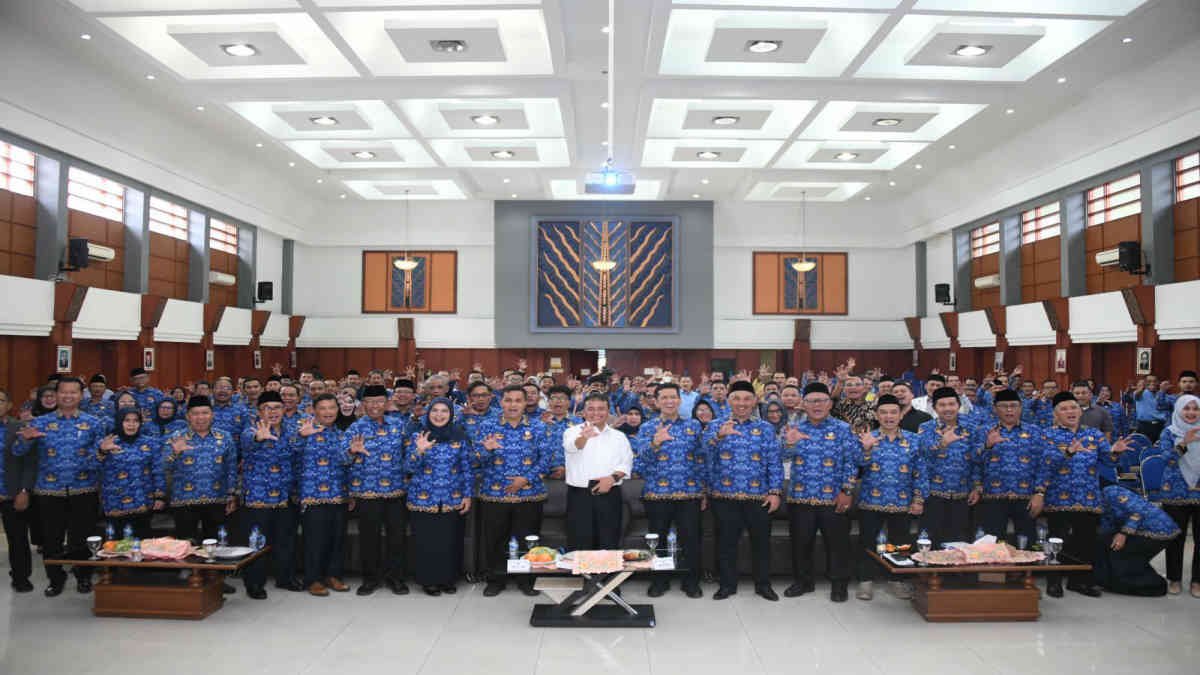 Sekda Jawa Barat Herman Suryatman menghadiri rapat koordinasi dan konsolidasi di lingkup Dinas Pendidikan Jabar di kantor Dinas Pendidikan Jabar di Kota Bandung, Selasa (1/10/2024).
