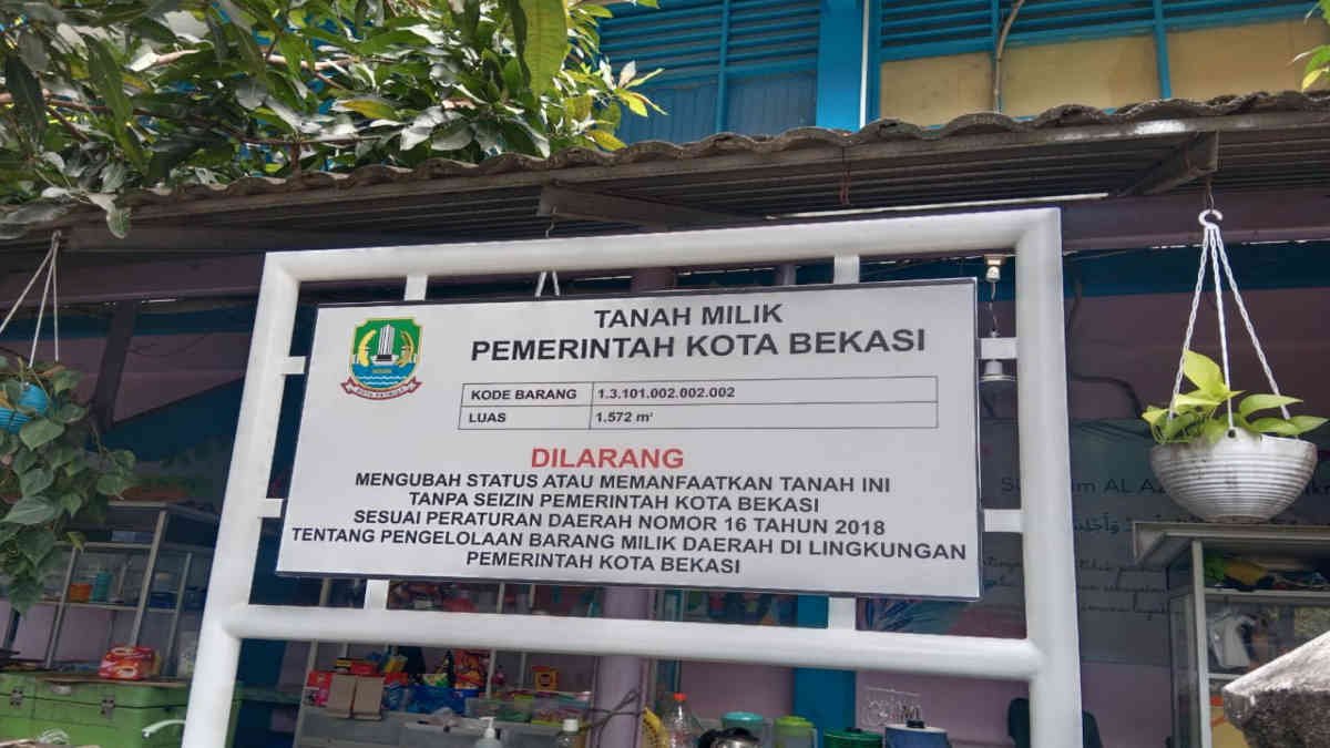 Pemko Bekasi memasang plang tanah milik pemerintah diatas lahan Fasos-fasum di Komplek PAM Jaya, Jatikramat, Jatiasih