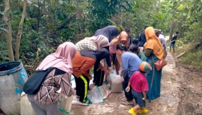 Jalan Antar Pekon di Pulau Tabuan Terbiarkan Rusak Parah, Warga Turun Perbaiki