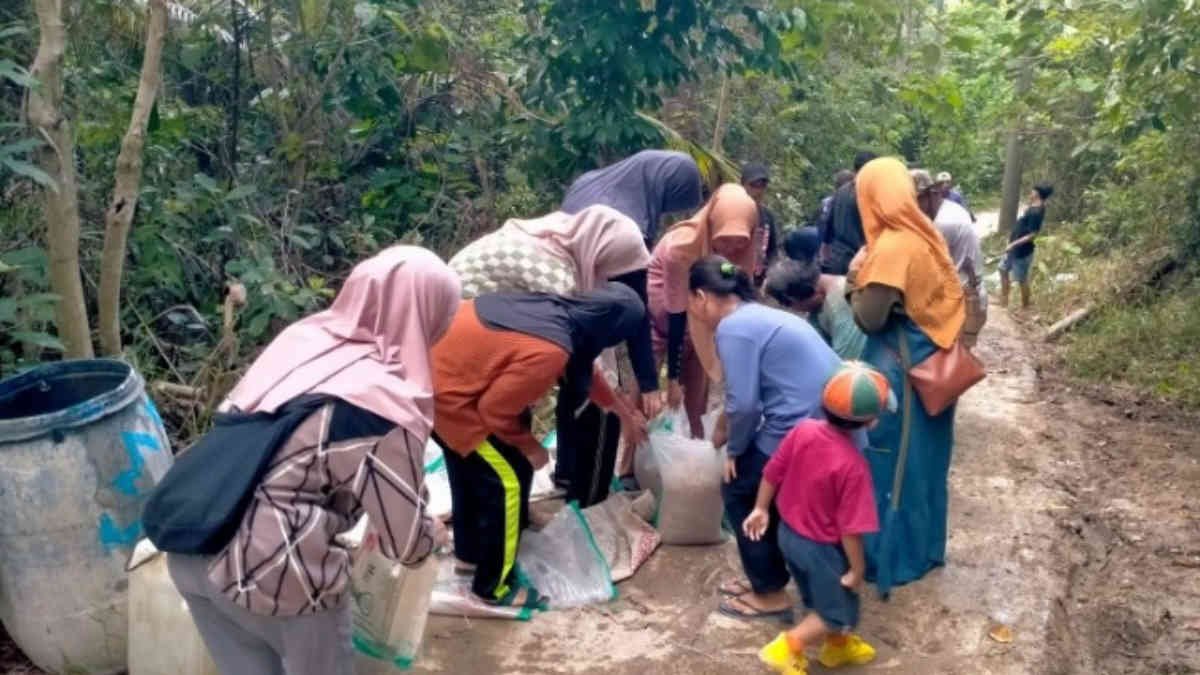 warga bersama guru dan pelajar di Kecamatan Cukuh Balak, Kabupaten Tanggamus bergotong-royong memperbaiki jalan penghubung antar Pekon di Pulau Tabuan karena sudah bertahun-tahun terbiarkan rusak parah.