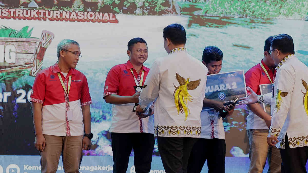 Ibnu Hary Wahyudi tenaga pendidik atau Guru Teknik Audio Video (TAV) pada SMKN 7 Kota Bekasi juara 2 KKIN ke-IX di Sorong- foto ist