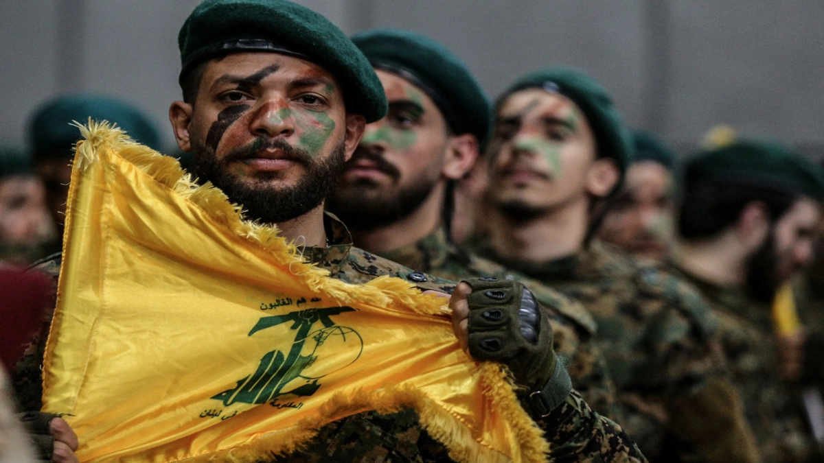 Foto: Militan Hizbullah berparade di pinggiran selatan Beirut. Foto- Marwan Naamani/dpa/Getty Images