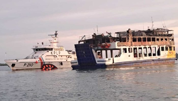 KMP Tandemand Terbakar di Perairan Batam, 17 ABK Dilaporkan Selamat