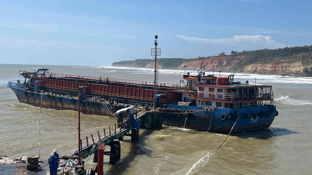 Foto: Polisi Khusus (Polsus) Kelautan Pangkalan PSDKP Lampulo melakukan penghentian sementara operasional satu kapal keruk pasir (dredger) MV. MSE 42 berbendera Indonesia di perairan Bengkulu pada Kamis (17/10).