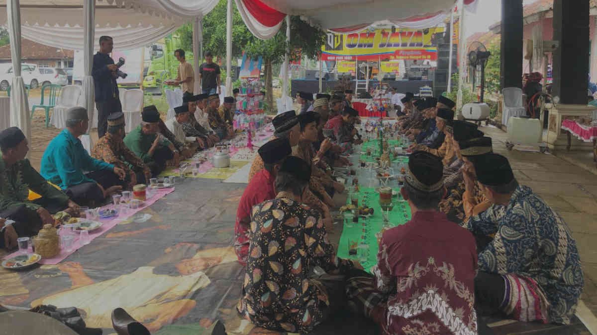 Suasana prosesi penganugerahan gelar adat kepada calon Wakil Bupati Lampung Timur Ketut Erawan di Desa Gunung Tiga, Batanghari Nuban, Lampung Timur, pada 2 Oktober 2024.- foto ist