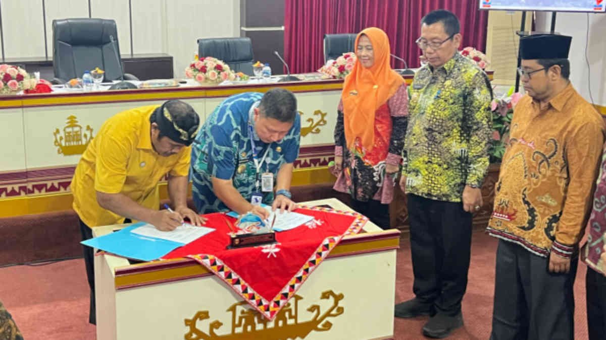 Foto: Penandatanganan Perjanjian Kerjasama Inovasi Penerbitan Akte Perkawinan melalui Kolaborasi dengan Tokoh Agama (KOTAG), di ruang rapat utama Sekretariat Pemerintah Daerah Kabupaten Tanggamus, Lampung, pada Rabu 2 Oktober 2024, (foto_kmf)