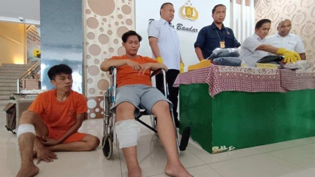 Foto: Pelaku curanmor Kelvin Dwi Andika Pasaribu (19) dan Usman (24), saat di Mapolresta Bandar Lampung, Rabu 2 Oktober 2024, (foto_hmp)