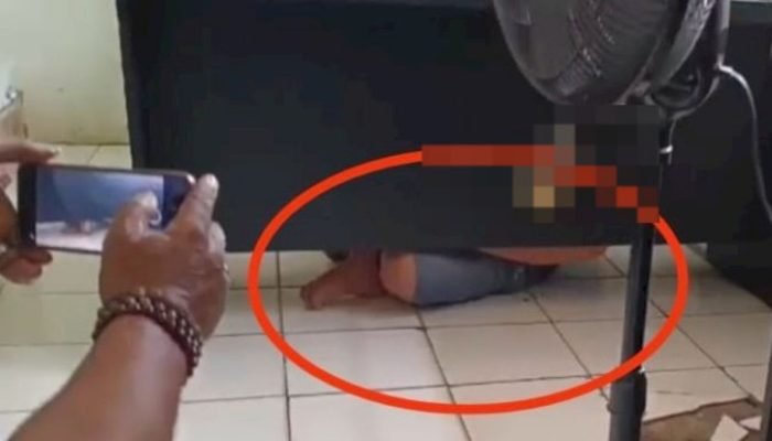 Tertangkap Ngumpet di Meja, Oknum Camat di Pesawaran Kedapatan Membawa APK Paslon Pilkada