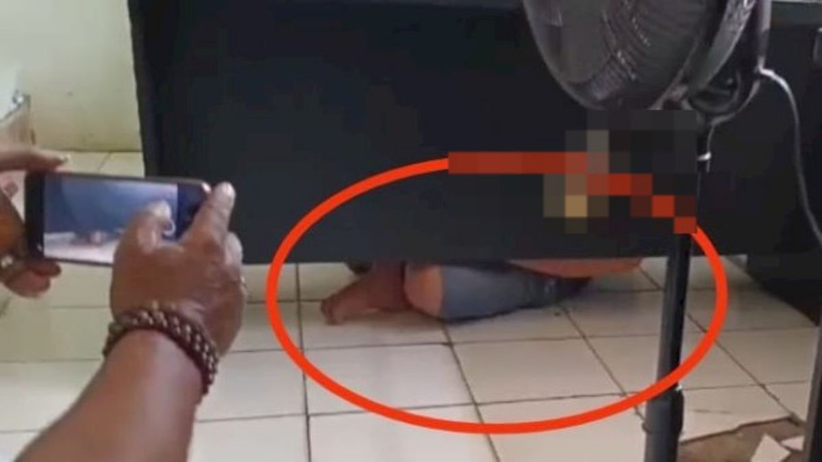 Foto: Oknum Camat di Pesawaran tertangkap ngumpet di meja kantornya di Negeri Katon, saat digrebek warga, Jumat 4 Oktober 2024.