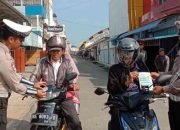 Operasi Zebra Krakatau 2024, Satlantas Polres Tanggamus Bagikan Stiker ke Pengendara