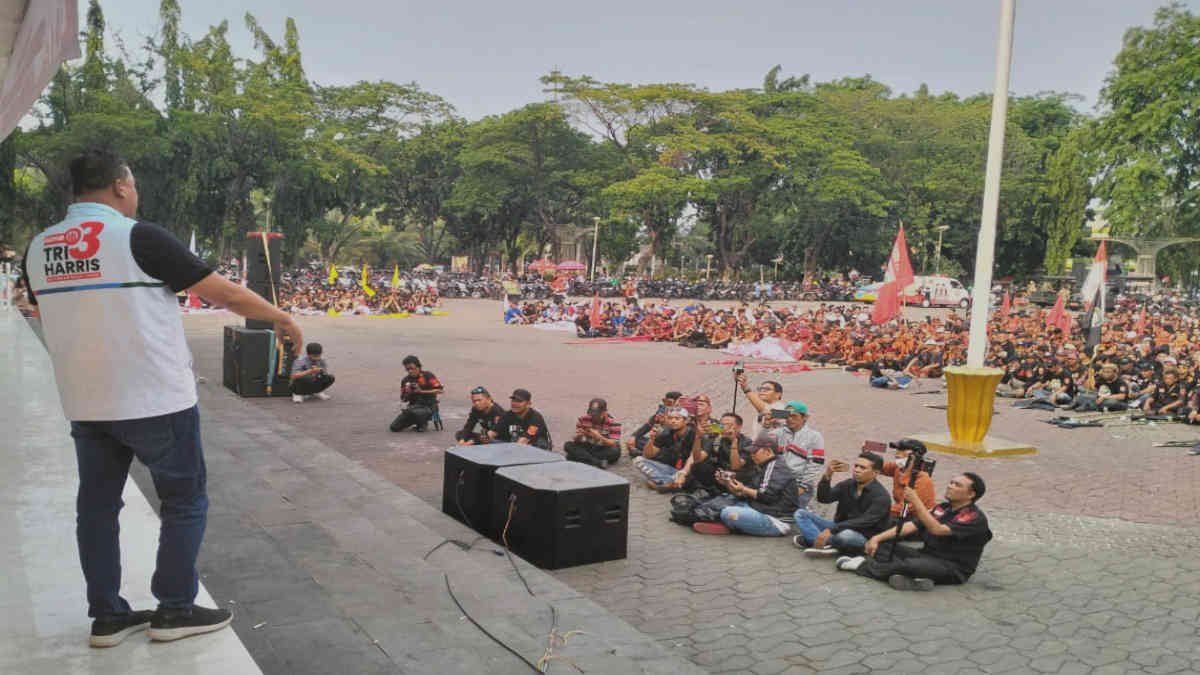 Ribuan masyarakat dari Gabungan Ormas dan LSM di Kota Bekasi Deklarasi mendukung kemenangan Paslon Ridho di Pilkada Wali Kota 2024, Sabtu 19 Oktober 2024