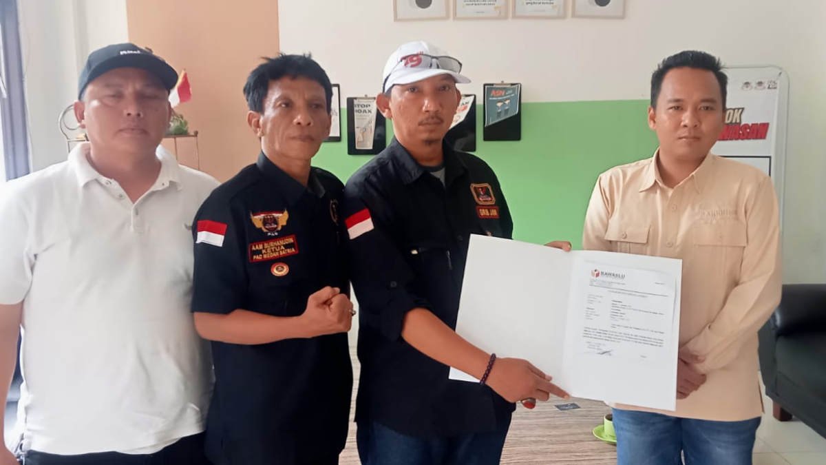 PAC Grib Jaya Medansatria Kota Bekasi, melaporkan tim pemenangan Paslon 01 di Pilkada Kota Bekasi ke Bawaslu, Selasa 15 Oktober 2024