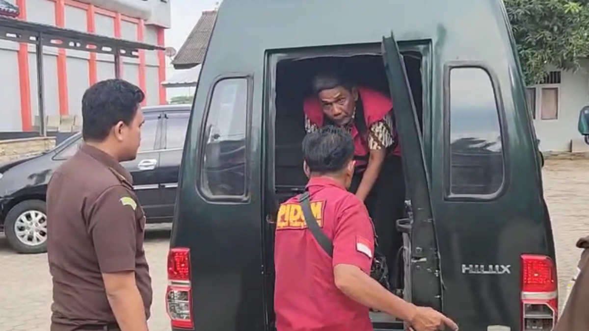 Foto: Ketua Yayasan PKBM Raden Intan berinisial P turun dari mobil saat tiba di Rutan Kelas II B Menggala, Kamis 3 Oktober 2024.