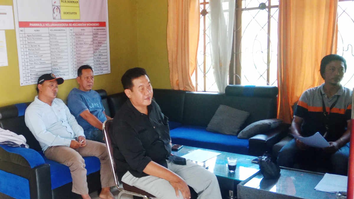 Foto: Ketua Panitia Pengawas (Panwas) Pemilihan Umum Kecamatan Wonosobo, Tanggamus, Lampung, Hendri Suhaimi saat di Kantor Panwas Kecamatan setempat, pada Selasa 29 Oktober 2024