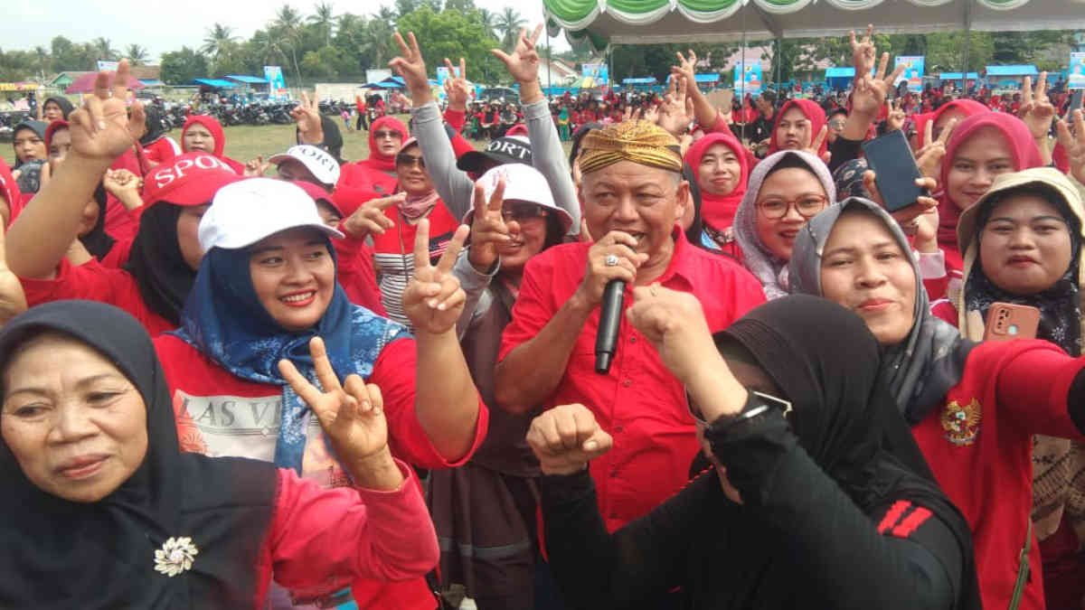 Calon Bupati Petahana Dawam Rajardjo mengawali kampanye perdana dari wilayah Pasir Sakti, dengan menggelar senam bersama emak-emak di Lapangan Merdeka Desa Rejomulyo, Sabtu 5 Oktober 2024