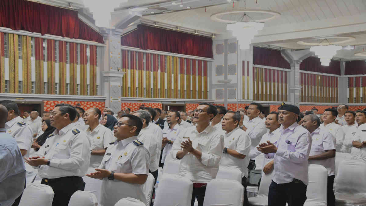 Sekda Jabar Herman mengumumkan komitmen Pemdaprov untuk memberikan insentif tambahan saat memimpin rakor yang dihadiri 209 camat dari seluruh Jabar, Rabu 9 Oktober 2024