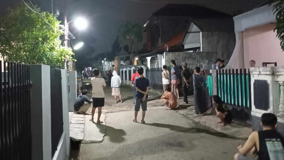 Foto: Pasca ditangkap di Bandung, pelaku pemukulan dibawa ke Kota Bekasi oleh jajaran Polsek Pondok Gede. Tapi tersangka mengamuk dan melarikan diri ke rumahnya di kompleks BDN Pondokgede, pada Sabtu (5/10/2024) malam.
