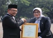 Purna Tugas, Pj Wali Kota Bekasi Serahkan Penghargaan untuk Tanti Rohilawati Kadis Kesehatan