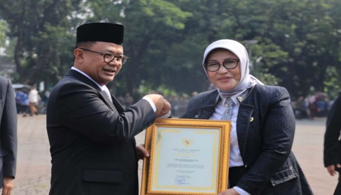 Purna Tugas, Pj Wali Kota Bekasi Serahkan Penghargaan untuk Tanti Rohilawati Kadis Kesehatan