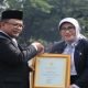 Pj Wali Kota Bekasi menyerahkan penghargaan atas purnabhakti Tanti Rohilawati yang selama ini dikenal sebagai Kepala Dinas Kesehatan tak tergantikan selama era kepemimpinan Rahmat Effendi-Tri Adhianto.