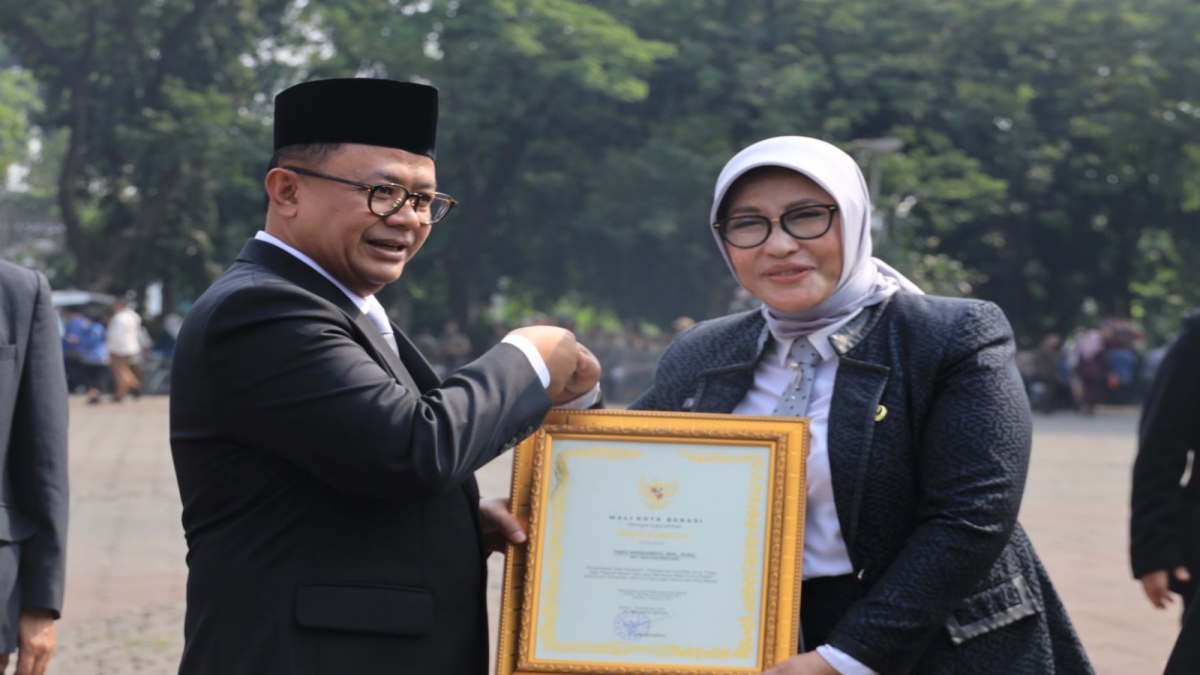 Pj Wali Kota Bekasi menyerahkan penghargaan atas purnabhakti Tanti Rohilawati yang selama ini dikenal sebagai Kepala Dinas Kesehatan tak tergantikan selama era kepemimpinan Rahmat Effendi-Tri Adhianto.