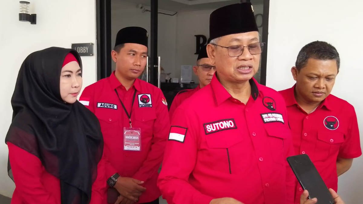 Foto: Sekretaris PDIP Lampung yang juga Cawagub Lampung, Sutono didampingi Cabup Tanggamus Dewi Handajani dan Kader PDIP Tanggamus Heri Agus Setiawan saat diwawancarai di Hotel Royal Gisting, pada Senin 7 Oktober 2024.
