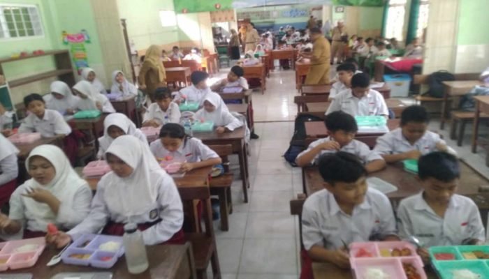 Kader Gibran Fans di 35 Propinsi Kawal Program Makan Bergizi Gratis