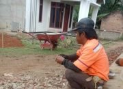 Foto: Kepala tukang mengawasi pekerja saat melakukan penggalian lubang sanitasi WC di Kampung Sukajaya, Anak Ratu Aji, Lampung Tengah, (potret 3 minggu lalu)