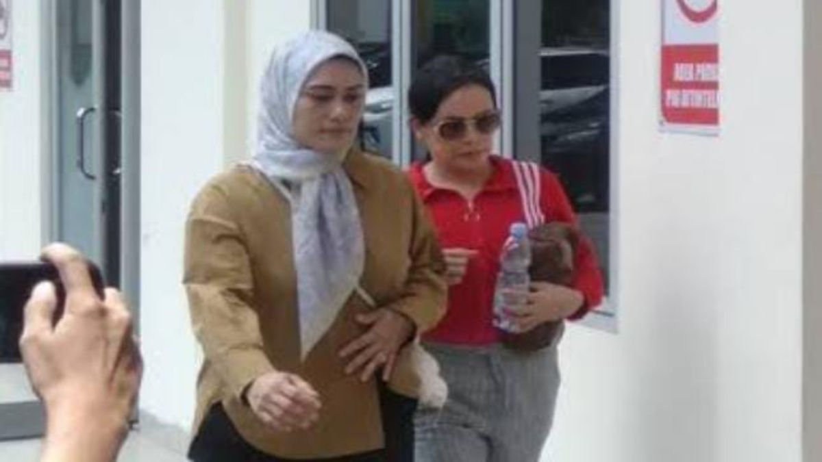 Foto: Tampak Ratu Entok dibawa ke ruang pemeriksaan di Direktorat Siber Polda Sumut, Medan. Dia terlihat mengenakan baju warna merah dan celana abu-abu, pada Selasa 8 Oktober 2024.
