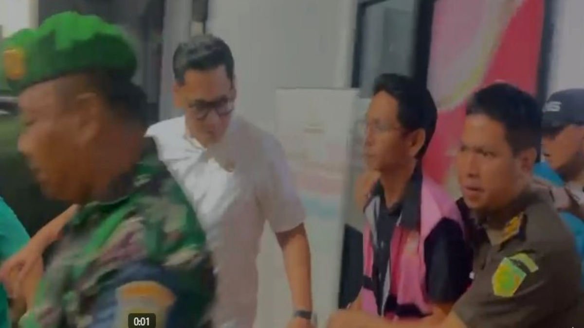 Kejari Kabupaten Bekasi tahan Soleman Ketua DPC PDIP Bekasi, Selasa 29 Oktober 2024 - foto sc