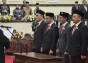 Prosesi pelantikan dan pengambilan sumpah jabatan unsur Pimpinan DPRD Kabupaten Bekasi periode 2024-2029. Namun hari ini, Soleman Ketua DPC PDIP Kabupaten Bekasi langsung ditahan Kejari terkait kasus gratifikasi dua unit mobil mewah, Selasa 29 Oktober 2024