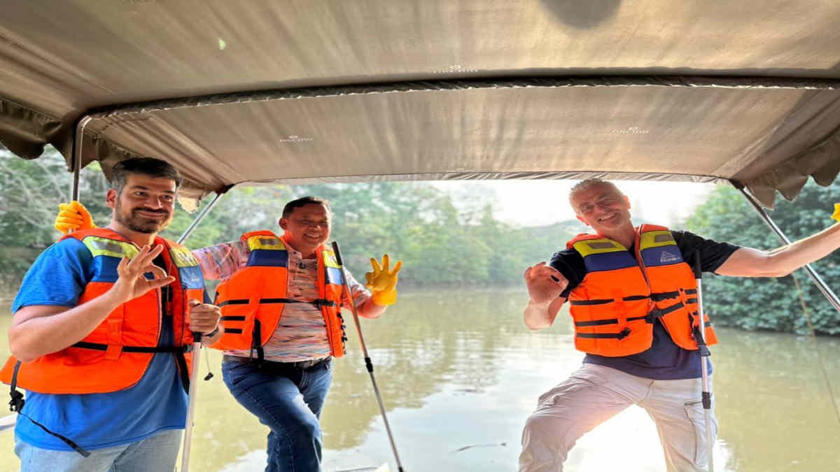 Tri Adhianto menerima kunjungan perwakilan Asosiasi Internasional One Earth One Ocean (AIOE2O), yang bergerak di bidang lingkungan hidup di Pekayon Jaya 21 Oktober 2024.