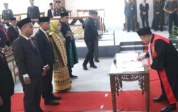 Seragam DPRD Lampung Timur Rp500 Juta, Anak Sekolah Masih Naik Perahu