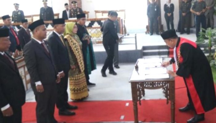 Seragam DPRD Lampung Timur Rp500 Juta, Anak Sekolah Masih Naik Perahu