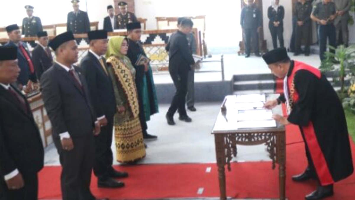Paripurna pengambilan sumpah dan janji unsur pimpinan DPRD Kabupaten Lampung Timur, oleh Ketua Pengadilan Negeri Sukadana, Robby Alamsyah, Selasa 15 Oktober 2024.