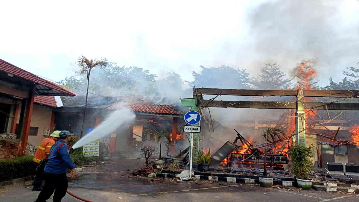 Tim Damkarmat Kota Bekasi melakukan pemadaman Pendopo Kecamatan Bekasi Selatan, Kota Bekasi, Jawa Barat, kebakaran. Diperkirakan akibat korsleting listrik, Jumat 11 Oktober 2024.