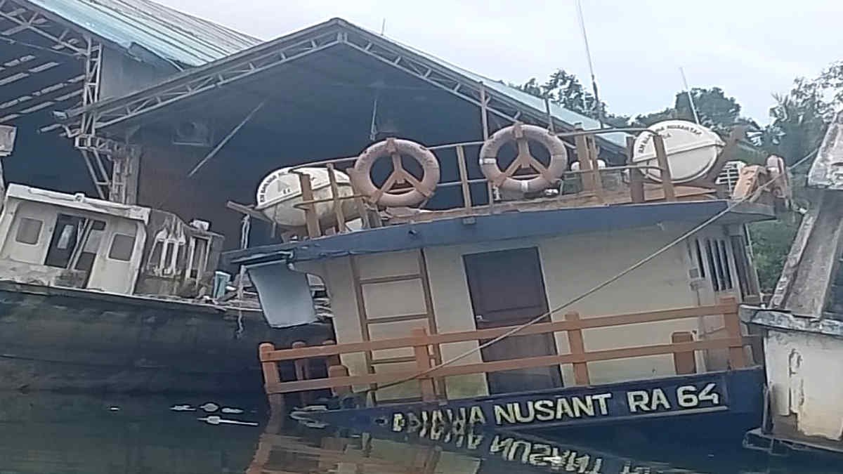 Penampakan kapal hibah Banawa Nusantara dari Kemenhub untuk Pemko Tanjungpinang hanya tersisa satu di Galangan Kampung Bulang, pada Minggu 6 Oktober 2024. Padahal sebelumnya ada dua unit bertahun-tahun terbengkalai sejak diberikan medio tahun 2020,