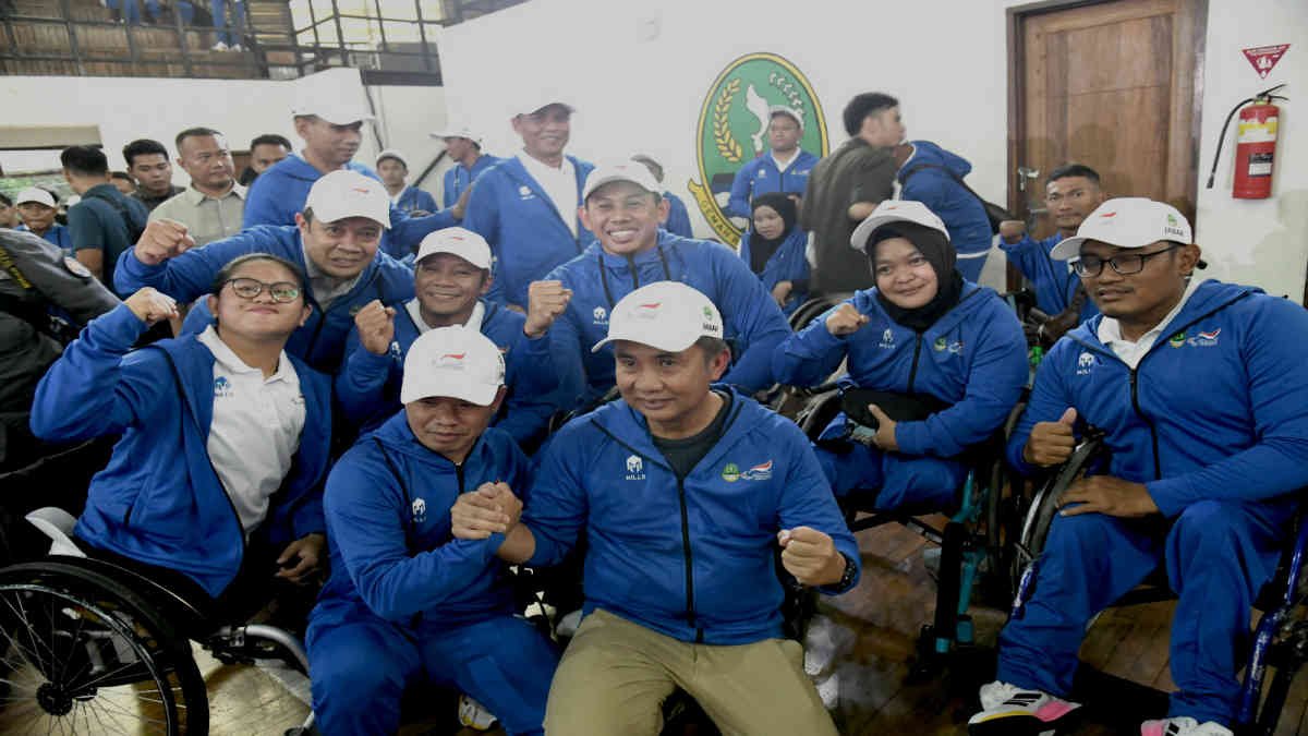Penjabat Gubernur Melepas Kontingen Jawa Barat Dalam Rangka Mengikuti Peparnas XVII/2024 Solo-Jawa Tengah. Lokasi: Gor Saparua Bandung, 1 September 2024