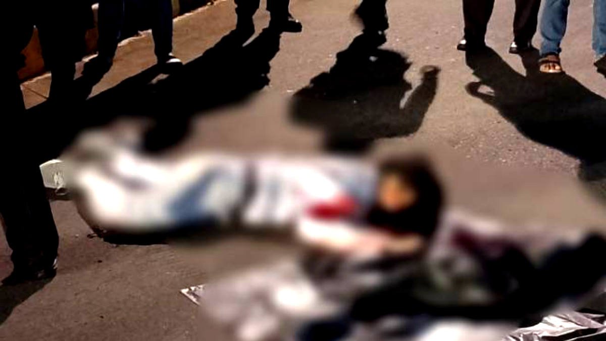 Diduga seorang Pelajar di Bekasi tewas setelah loncat dari lantai 5 mall Rooftop Parkiran Mall Metropolitan (MM) di Kelurahan Pekayon Jaya, Kota Bekasi, pada 22 Oktober 2024 malam.