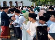 HSN 2024, Pj Gubernur Jabar Bagikan Kadeudeuh kepada Para Santri Berprestasi