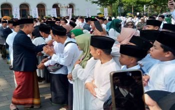 Pemda Provinsi Jabar memberikan kadeudeuh kepada para santri berprestasi pada peringatan Hari Santri Nasional di Gedung Sate Bandung, Selasa (21/10/2024).