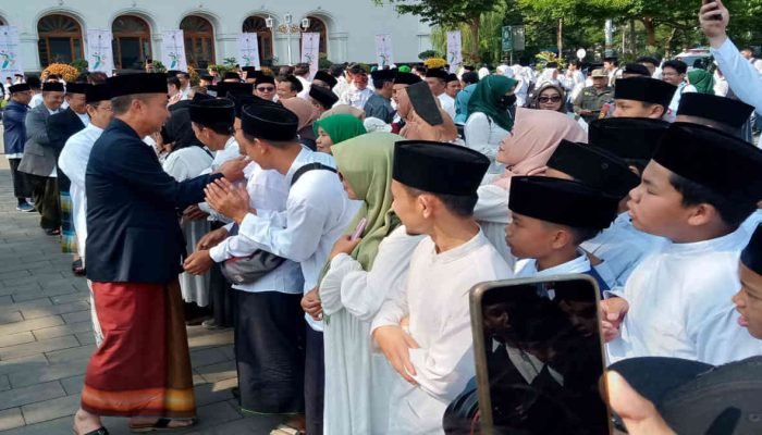 HSN 2024, Pj Gubernur Jabar Bagikan Kadeudeuh kepada Para Santri Berprestasi